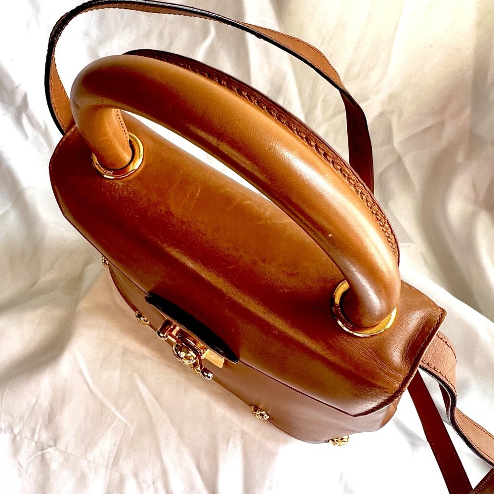 Classic Ferragamo Leather Handbag with Shoulder Strap - Picture 7 of 7